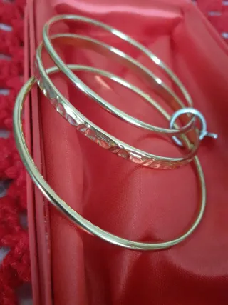 Pulseras doradas de acero con charm de corazón