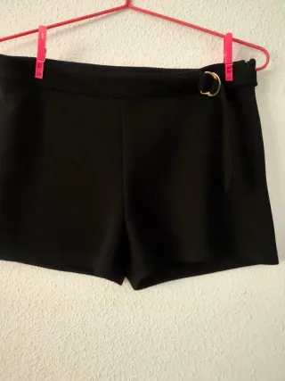 Pantalón corto negro con cinturón