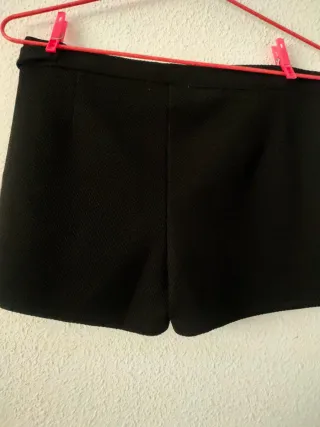 Pantalón corto negro con cinturón