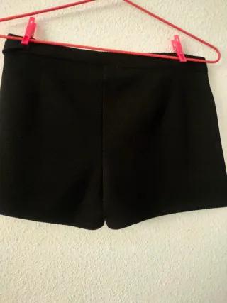 Pantalón corto negro con cinturón