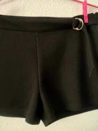 Pantalón corto negro con cinturón