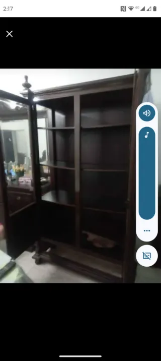 Vitrina de madera y cristal