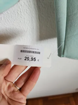 Chaqueta verde menta con cremalleras doradas