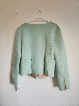Chaqueta verde menta con cremalleras doradas