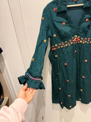 Vestido verde con bordados florales