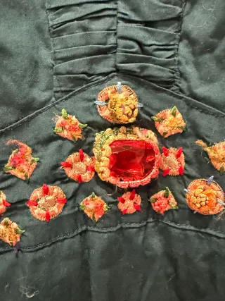 Vestido verde con bordados florales