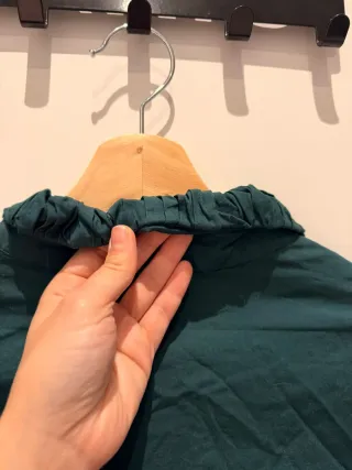 Vestido verde con bordados florales