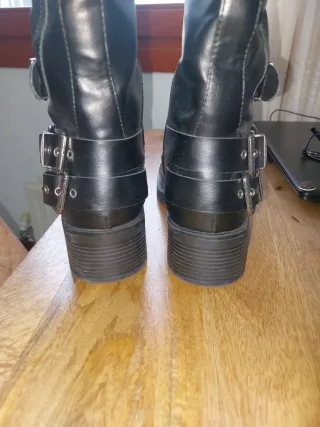 Botas altas negras con hebillas en buen estado.