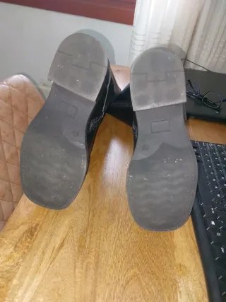 Botas altas negras con hebillas en buen estado.