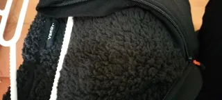 Chaqueta polar con capucha