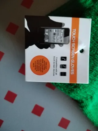 Guantes verdes con puntas blancas