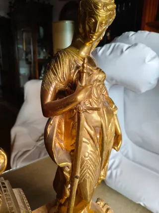 Reloj de sobremesa antiguo dorado