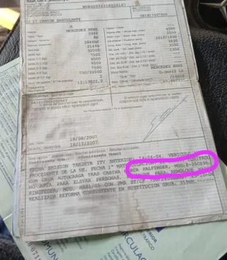 Camión forestal Mercedes con grúa