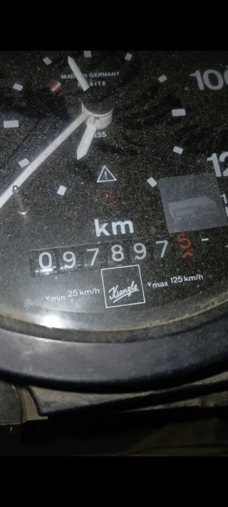 Camión forestal Mercedes con grúa