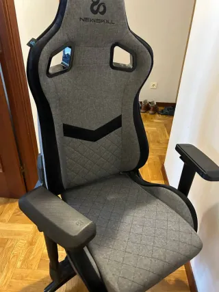 Silla Gaming gris marca Newskill