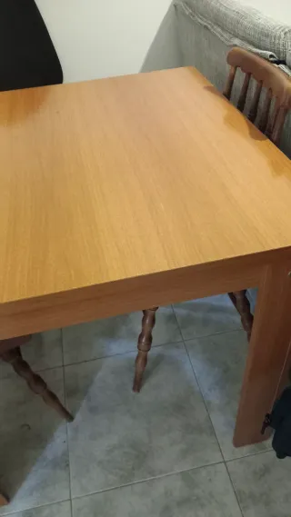 Mesa de comedor y 4 sillas de madera