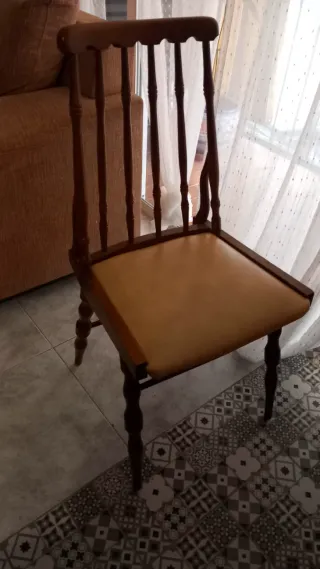 Mesa de comedor y 4 sillas de madera