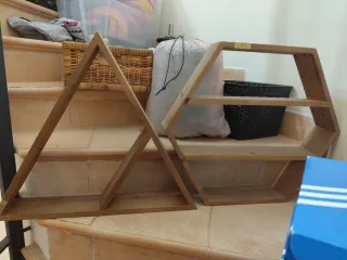 Estanterías de madera y mimbre