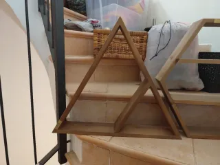 Estanterías de madera y mimbre