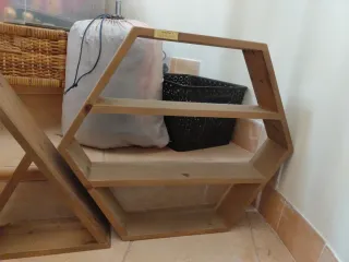 Estanterías de madera y mimbre