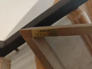 Estanterías de madera y mimbre