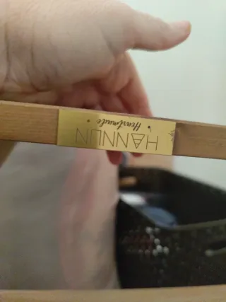 Estanterías de madera y mimbre