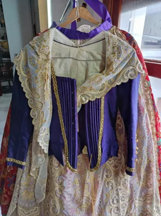 Zapatos de fiesta rojos con lazo morado