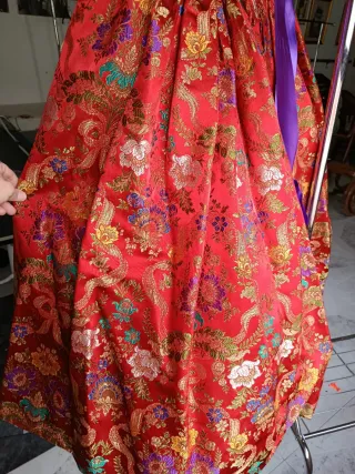 Zapatos de fiesta rojos con lazo morado