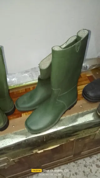 Botas de agua T38 verdes y T40 negras