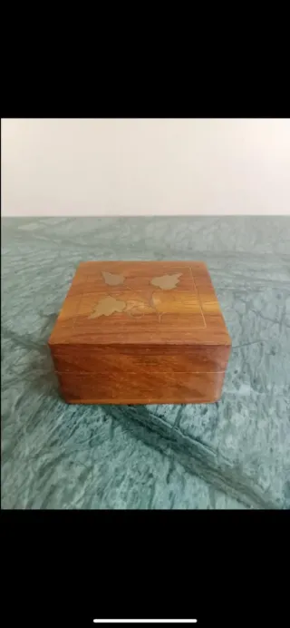 Portagioie in legno con decorazioni dorate