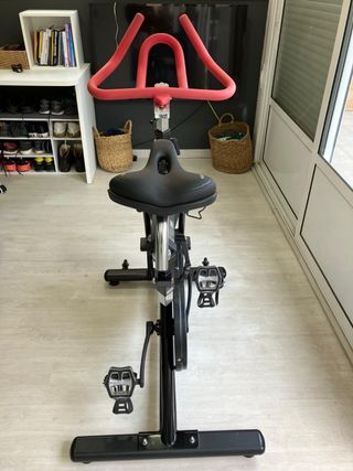 Bicicleta de Spinning Negra y Roja