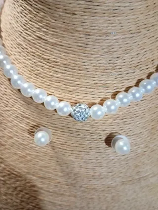 Conjunto de perlas , collar, pulsera y pendientes