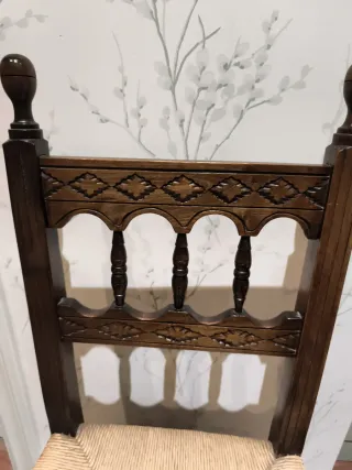 Silla artesanal de madera labrada y enea.