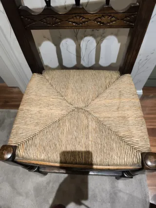 Silla artesanal de madera labrada y enea.