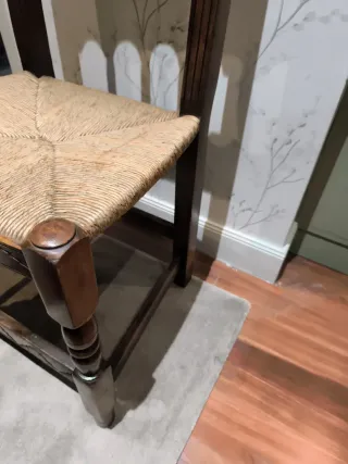 Silla artesanal de madera labrada y enea.