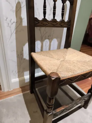 Silla artesanal de madera labrada y enea.