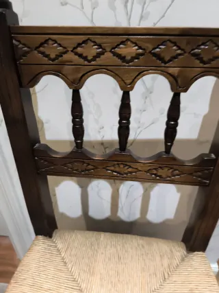 Silla artesanal de madera labrada y enea.