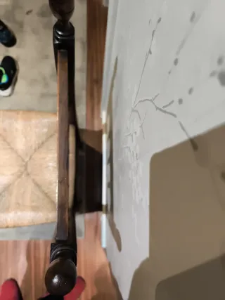 Silla artesanal de madera labrada y enea.