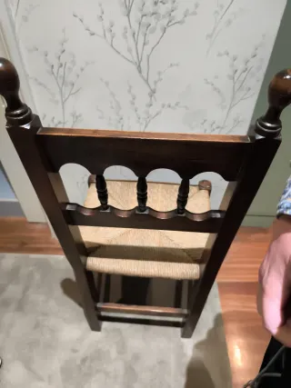 Silla artesanal de madera labrada y enea.