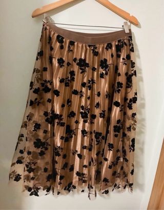 Falda midi plisada floral beige y negra Nueva L