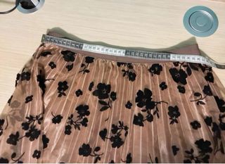 Falda midi plisada floral beige y negra Nueva L