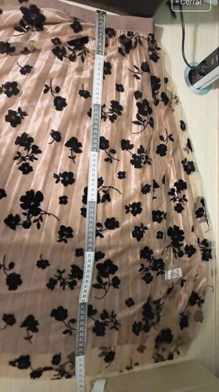 Falda midi plisada floral beige y negra Nueva L