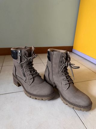 Anfibi invernali grigi con zip