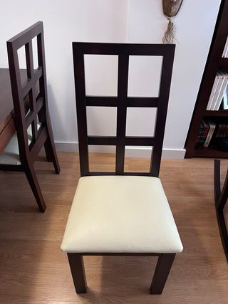 Mesa de comedor y 6 sillas , y mesa auxiliar.