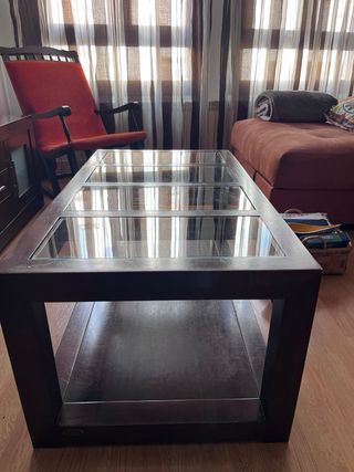 Mesa de comedor y 6 sillas , y mesa auxiliar.