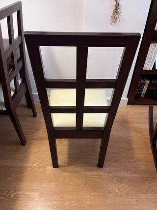 Mesa de comedor y 6 sillas , y mesa auxiliar.