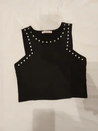 Top negro con tachuelas