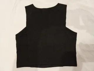 Top negro con tachuelas