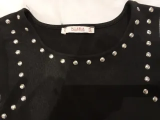 Top negro con tachuelas