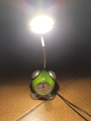 Candeeiro de mesa com relógio